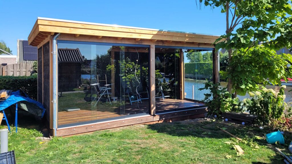 buitenverblijf-met-goot-en-ramen-scharnegoutum-timmerbedrijf