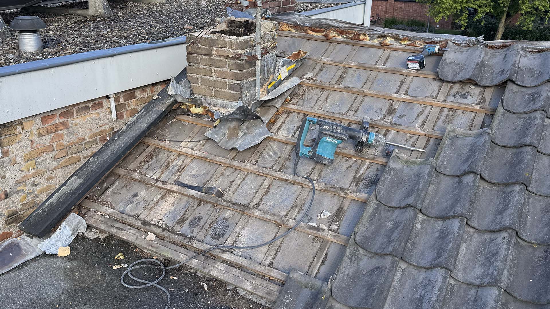 dakpannen-verwijderen-schoorsteen-friesland-bouwbedrijf