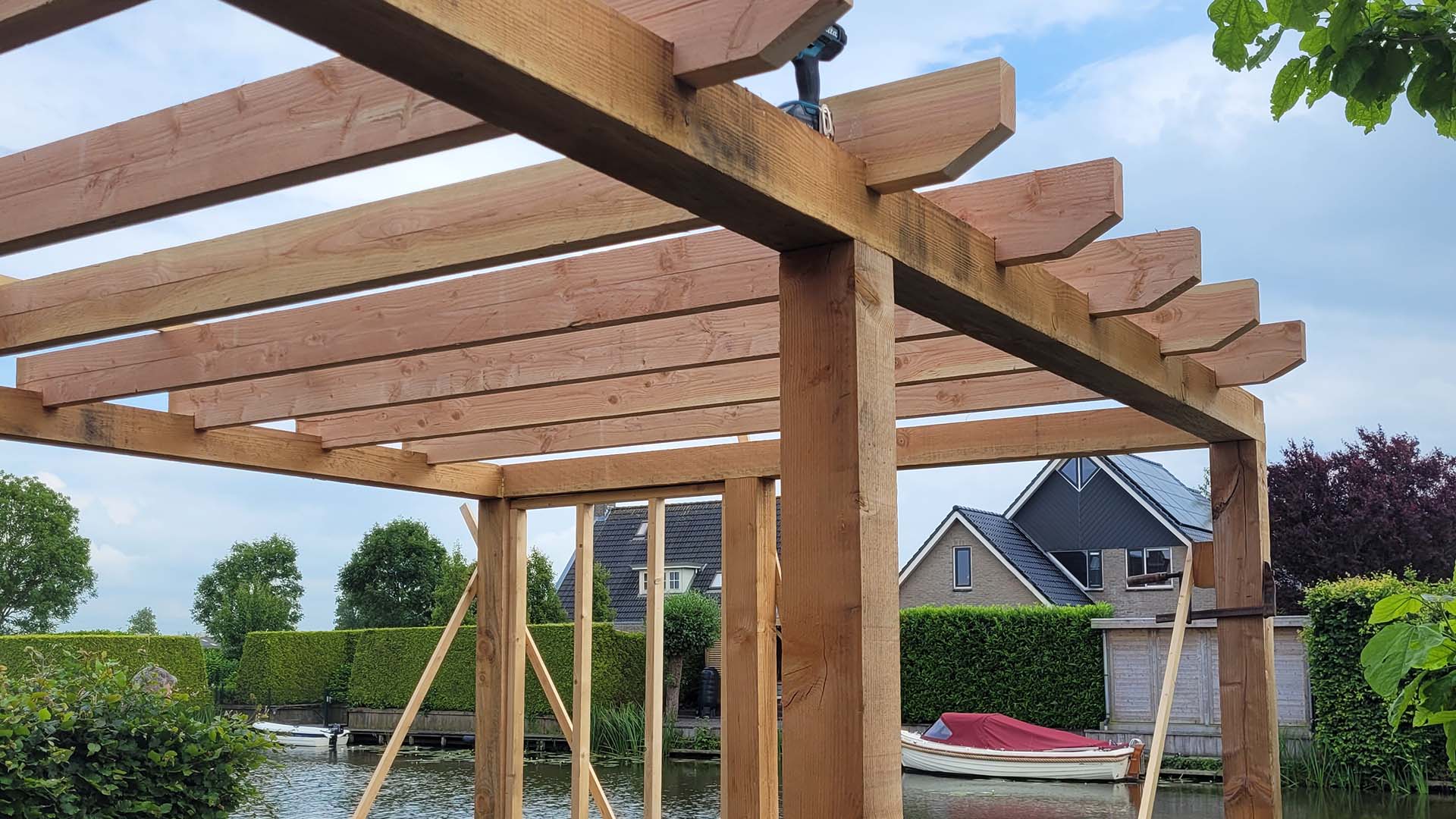 houten-dakbalken-geplaatst-scharnegoutum-timmerbedrijf