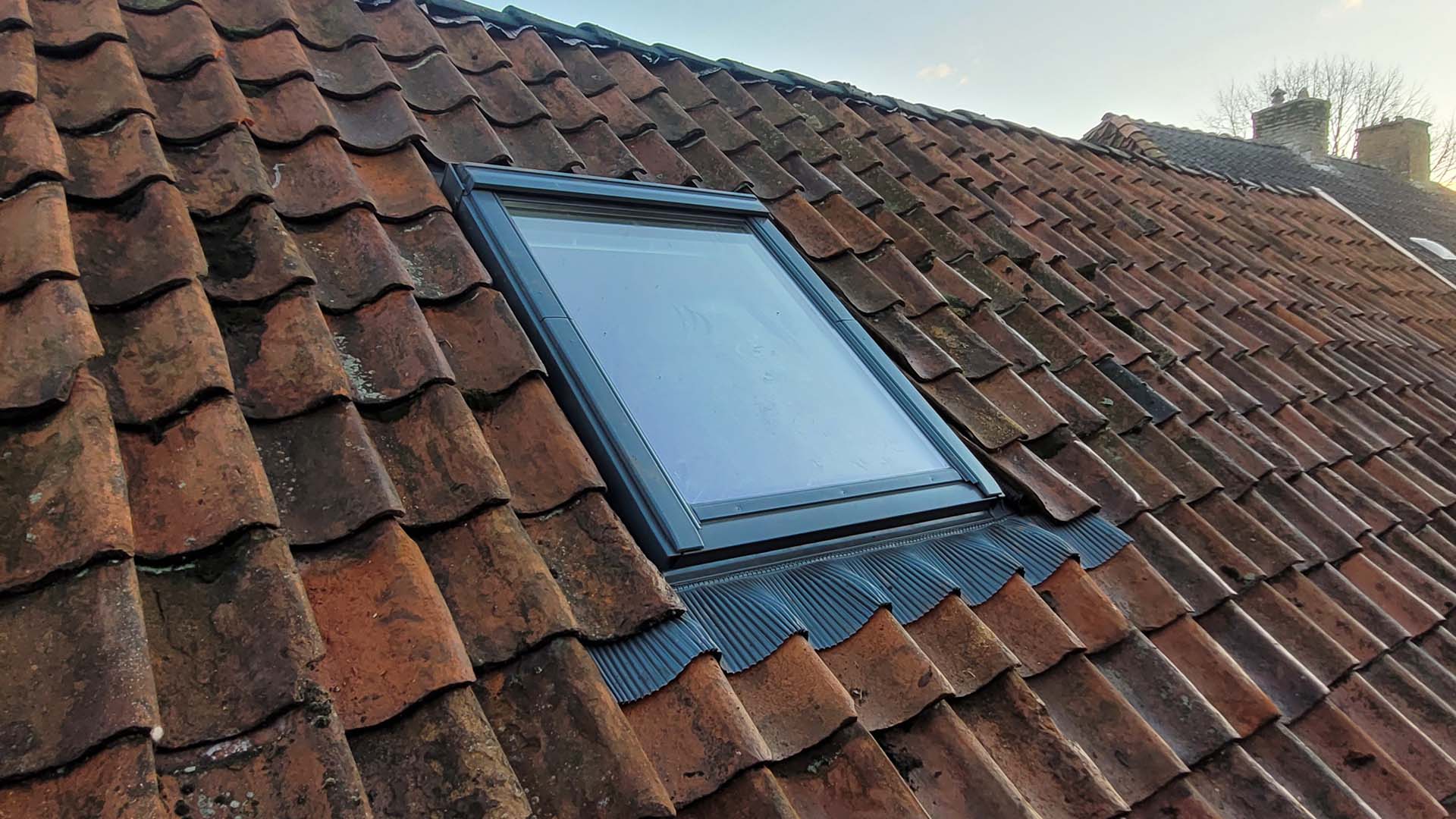 nieuw-velux-dakraam-zijaanzicht-scharnegoutum-bouwbedrijf