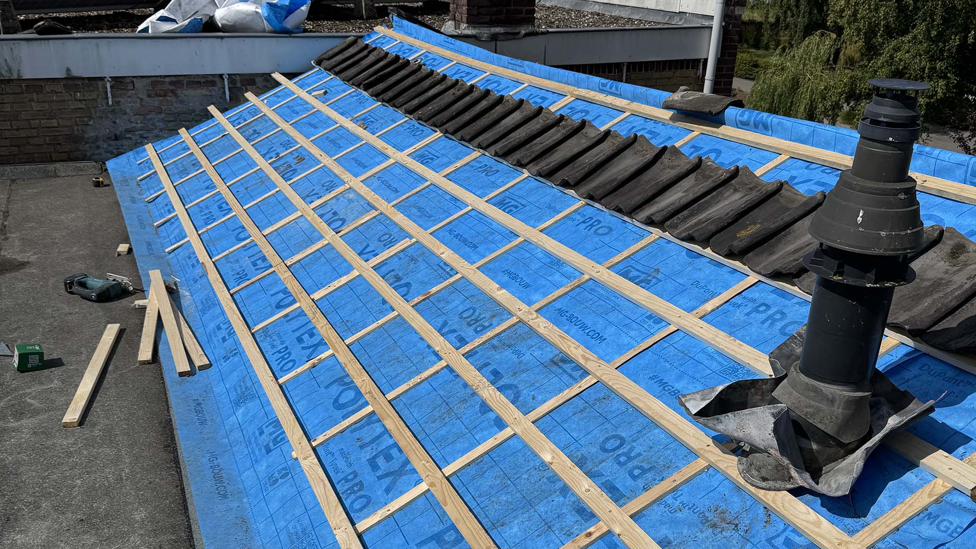 nieuwe-dakbedekking-na-schoorsteen-friesland-bouwbedrijf