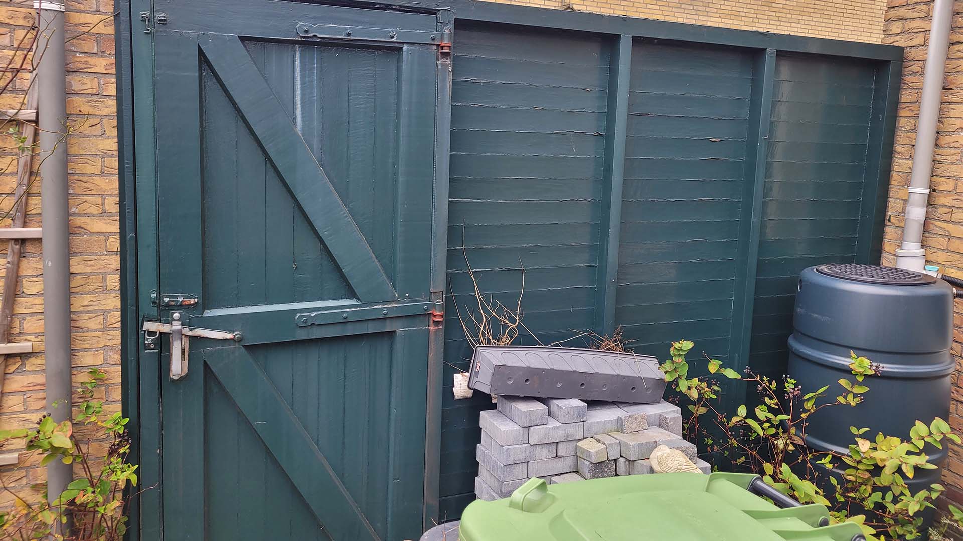 oude-schutting-met-deur-timmerbedrijf-friesland