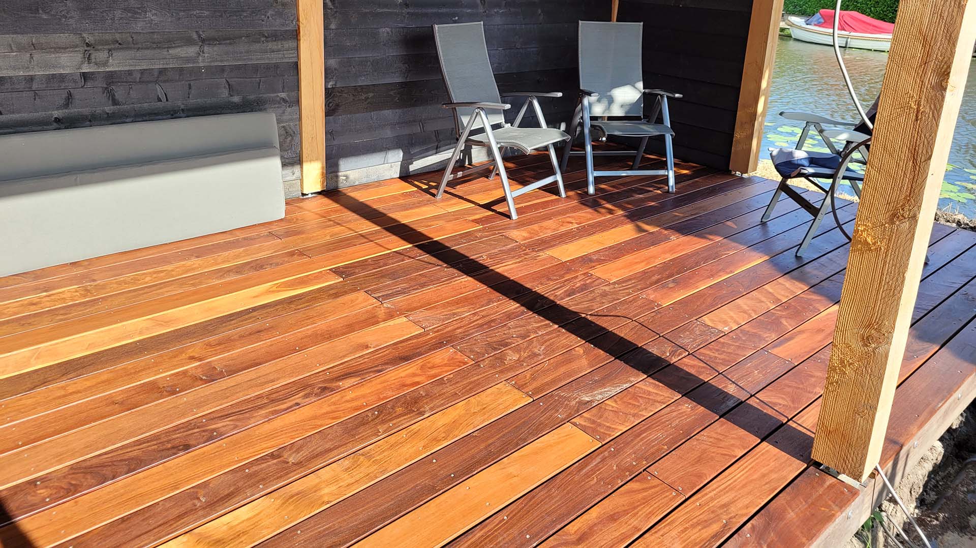 vloer-geplaatst-buitenverblijf-scharnegoutum-timmerbedrijf