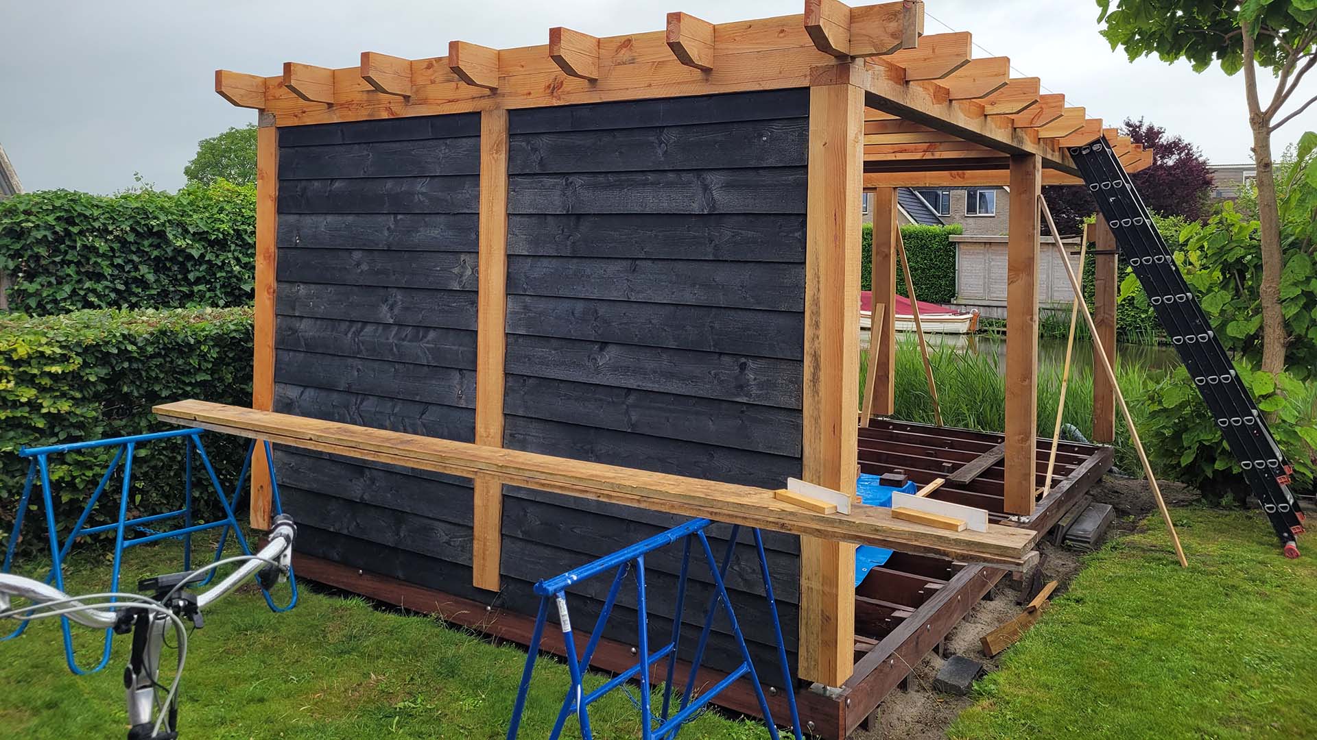 zijwand-geplaatst-buitenverblijf-scharnegoutum-timmerbedrijf